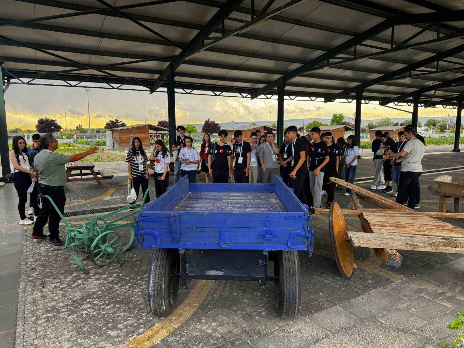 B&uuml;y&uuml;kşehirin Doğal &Uuml;r&uuml;nler Bah&ccedil;esi&rsquo;ne anlamlı ziyaret: T&Uuml;BİTAK 4004 projesiyle geleceğin &ccedil;evrecileri yetişiyor