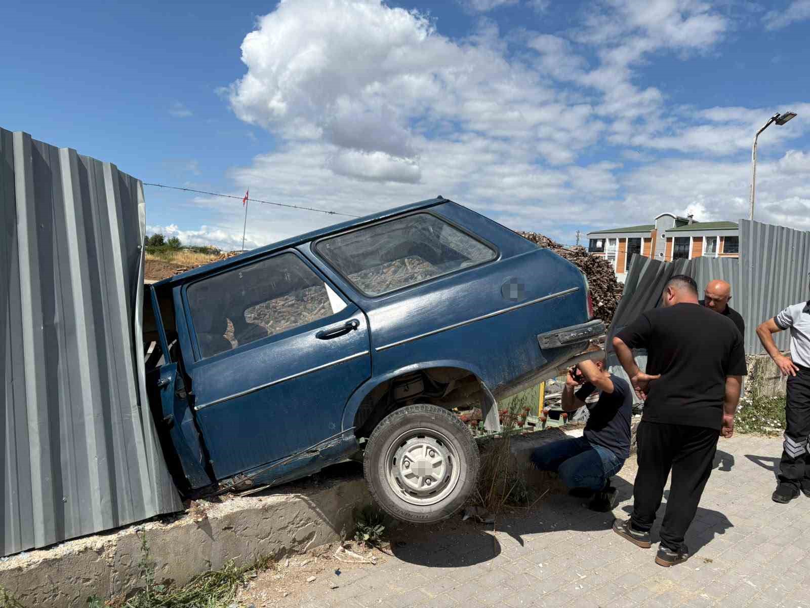Otomobil fabrika sahasına uçtu: 1 yaralı