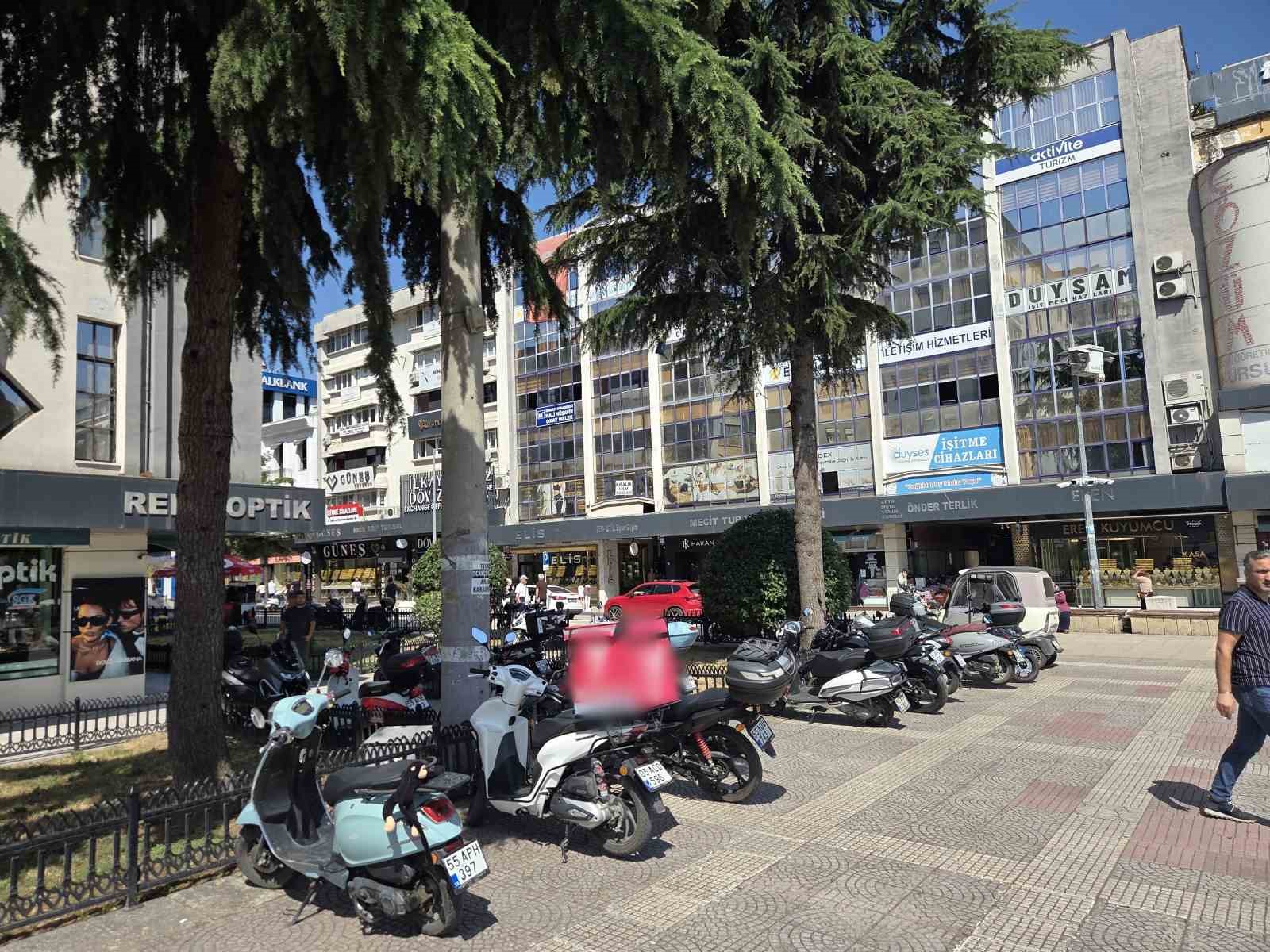 Samsun Cumhuriyet Meydanı&rsquo;na park eden ara&ccedil;lara ceza