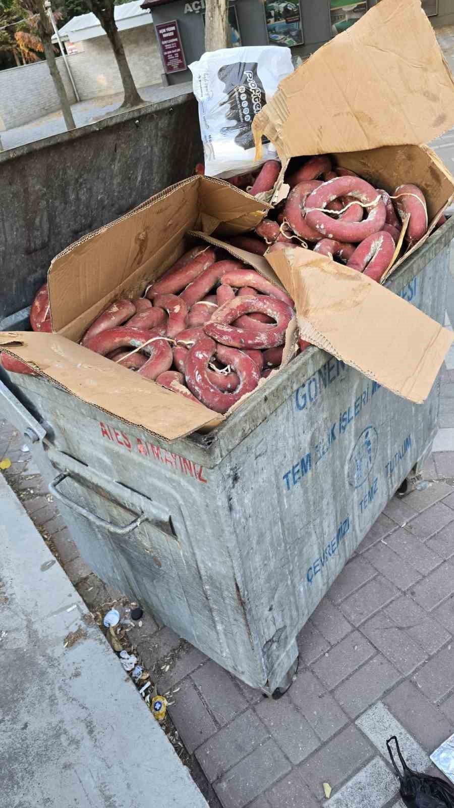 Gönen’de fuar sonrası çöp konteynerinde sucuklar bulundu