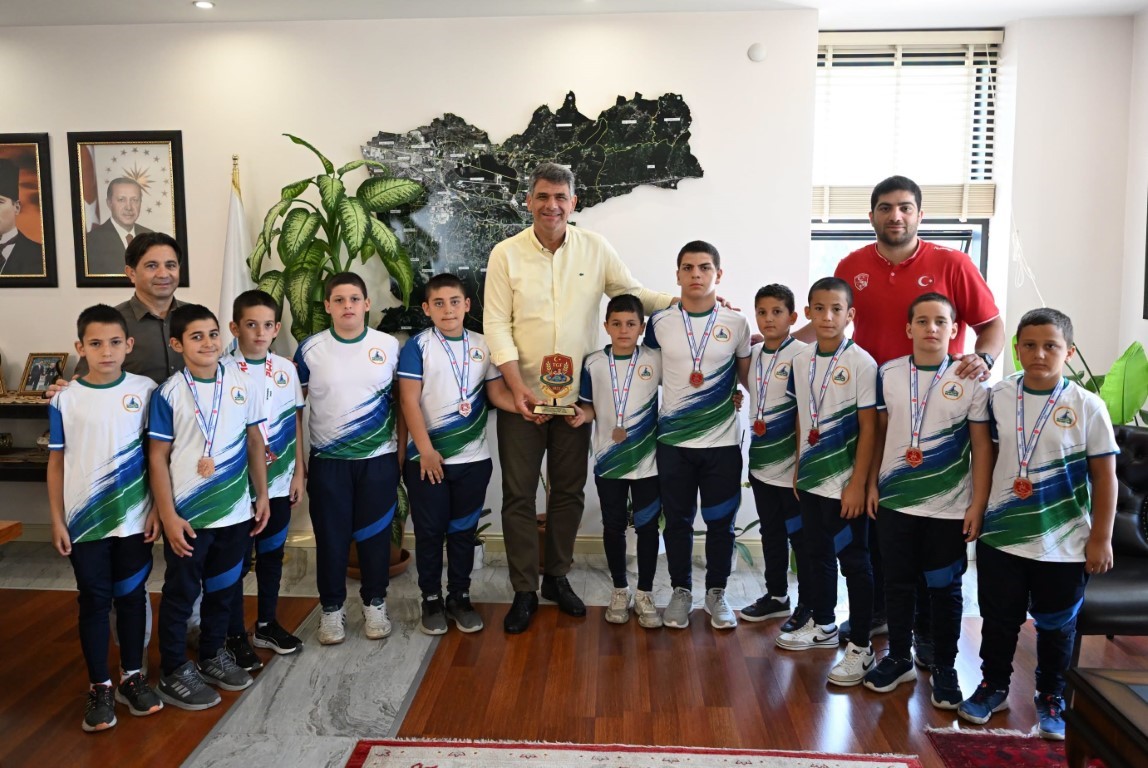 Başkan Kocaman, şampiyon güreşçilerle buluştu
