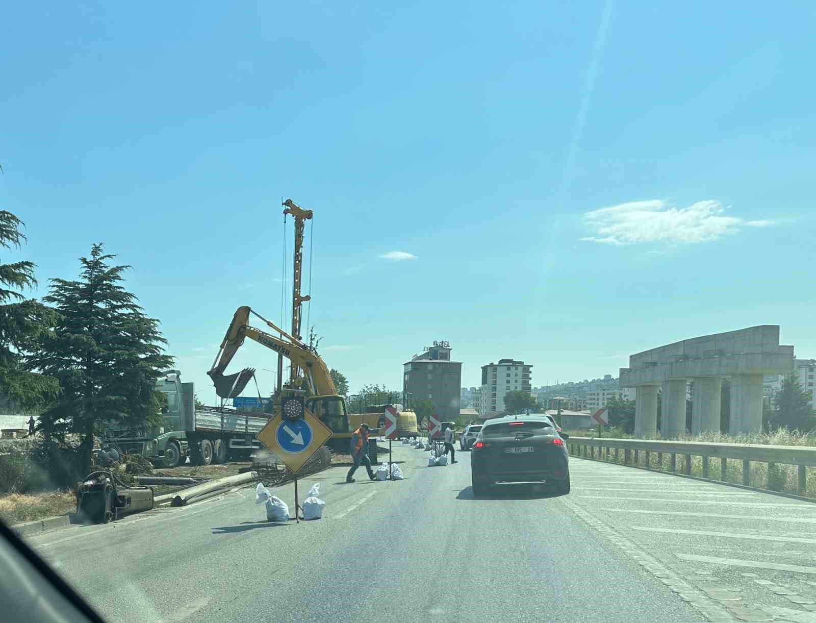 Şehir Hastanesi kavşak çalışması trafiği kilitledi: Kilometrelerce araç kuyruğu