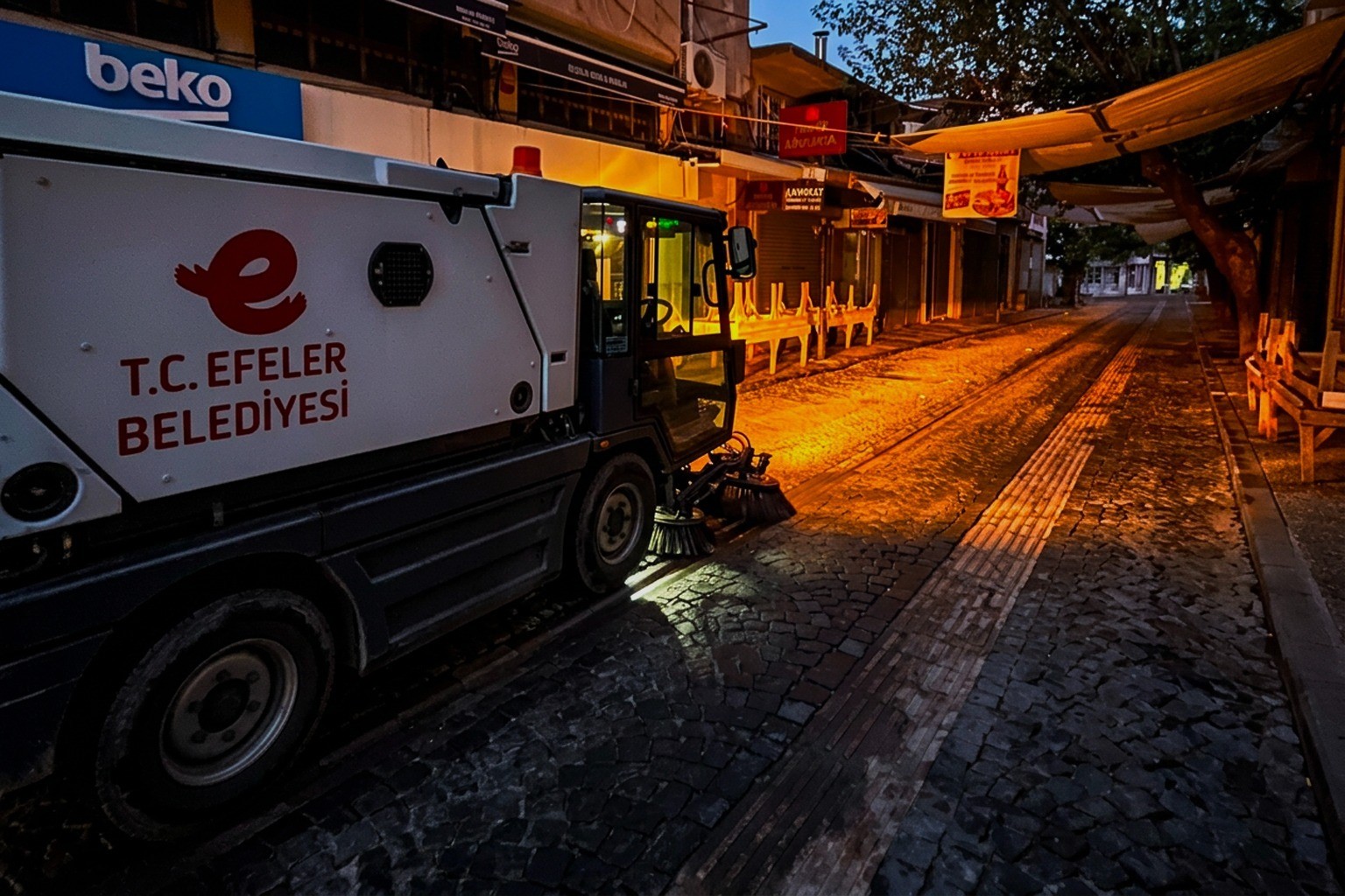 Efeler’de tarihi çarşılar ve sokaklar temizlendi