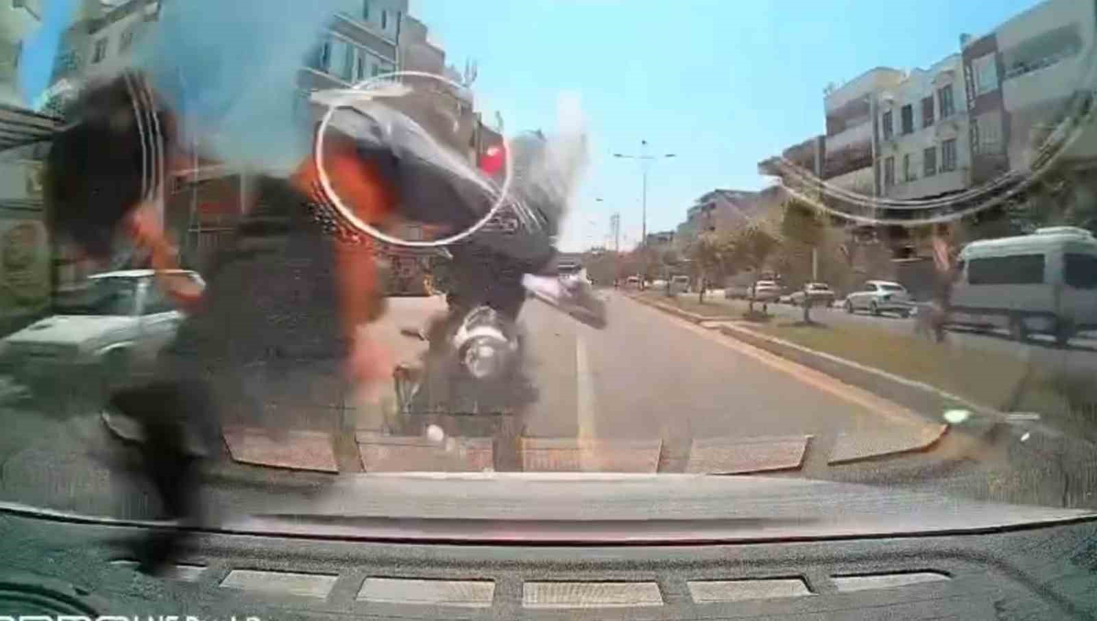 Otomobile arkadan çarpıp havada taklalar attılar: 1’i ağır 2 yaralı