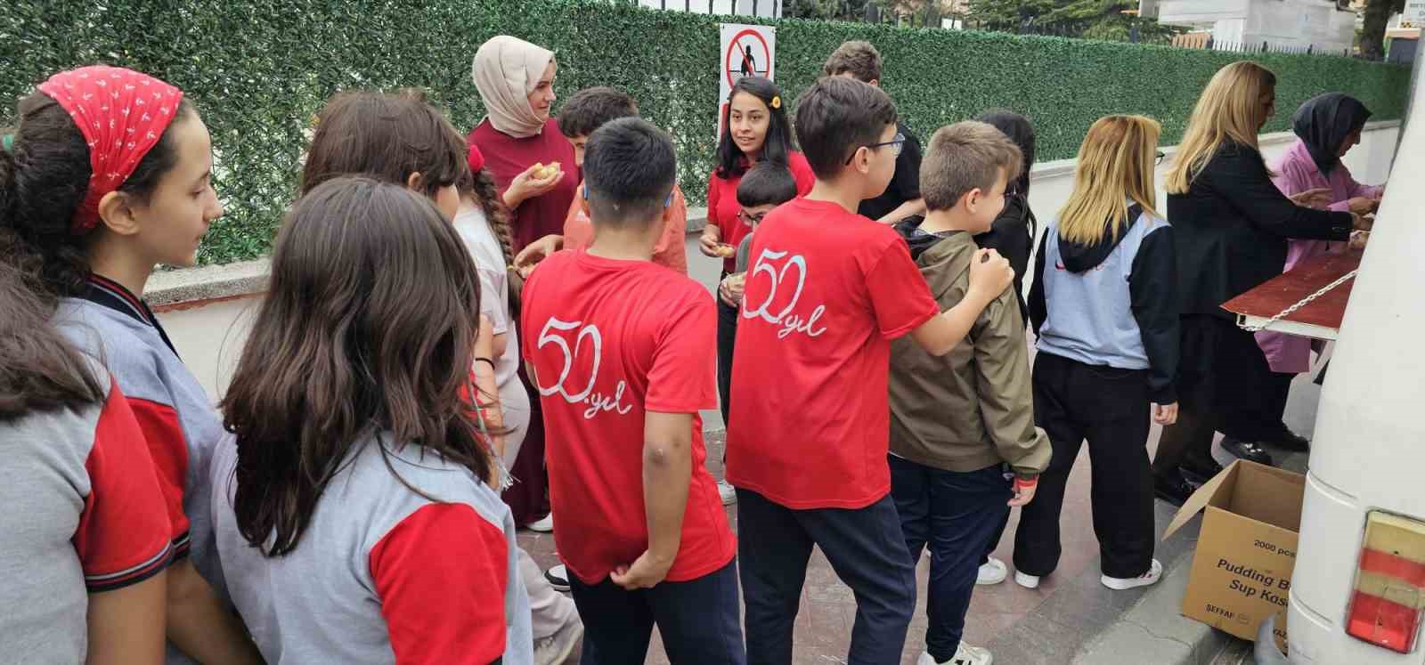 Yeni eğitim yılına tatlı başlangıç: Lokma dağıtıldı
