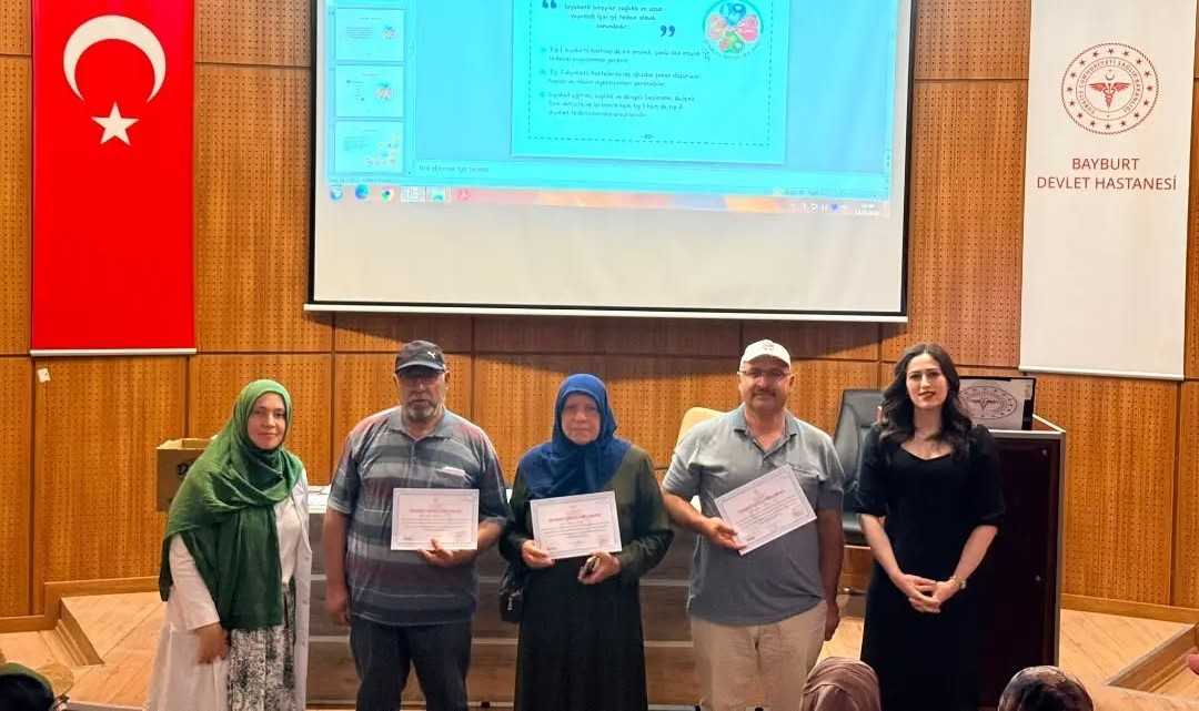 Diyabet Okulu’nda eğitim alan hastalara diplomaları verildi