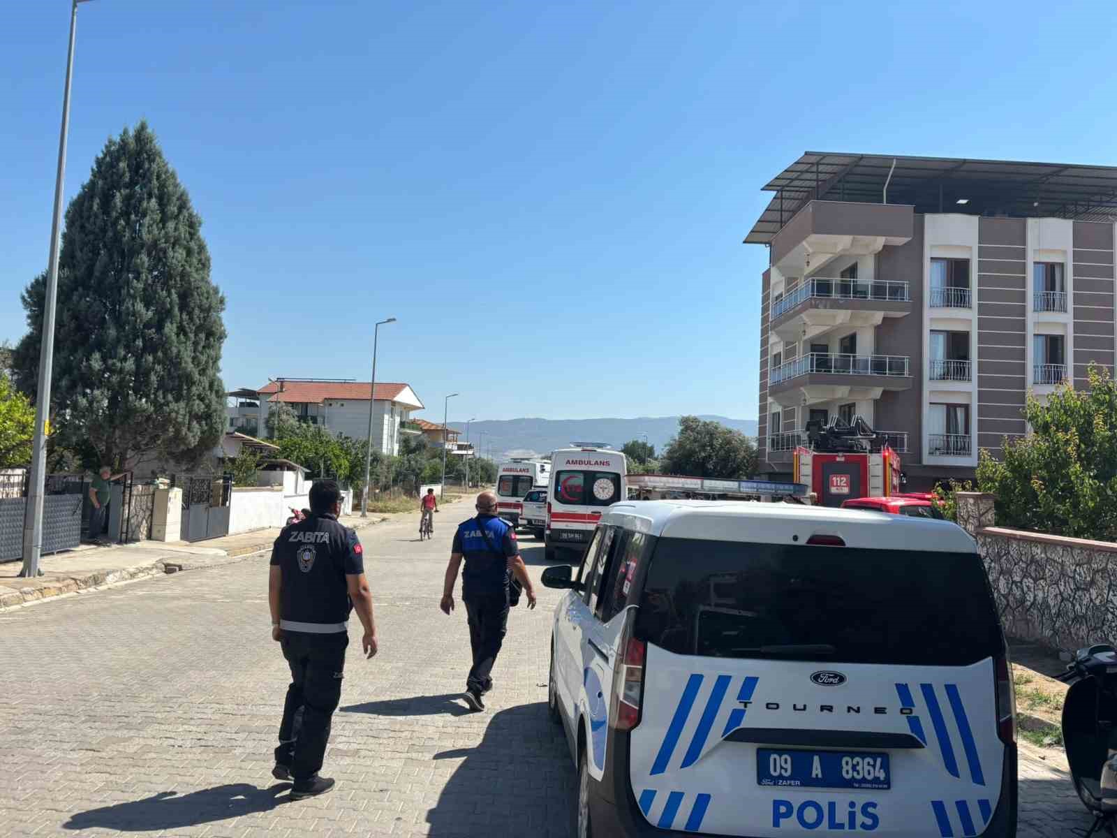 Çatıdaki kartonlar alev aldı, 4 kişi dumandan etkilendi