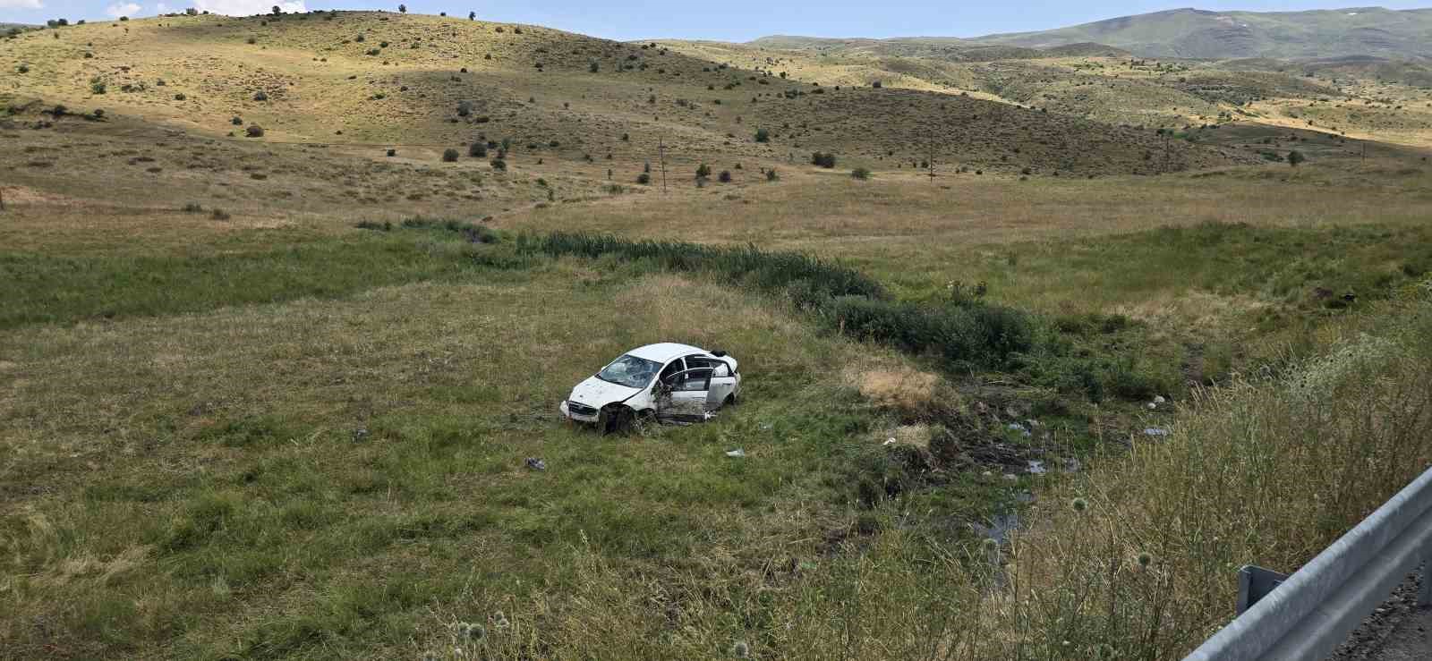 Bingöl’de kontrolden çıkan otomobil araziye uçtu: 3 yaralı