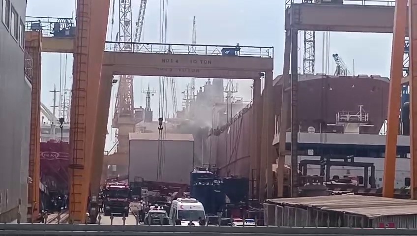 Tersanede bakımdaki gemide yangın