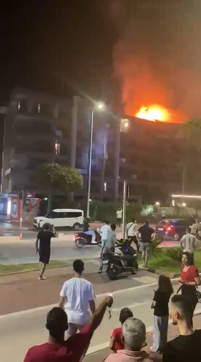 Alanya&rsquo;da otelin &ccedil;atı katında yangın: Konaklayan misafirler tedbir ama&ccedil;lı tahliye edildi