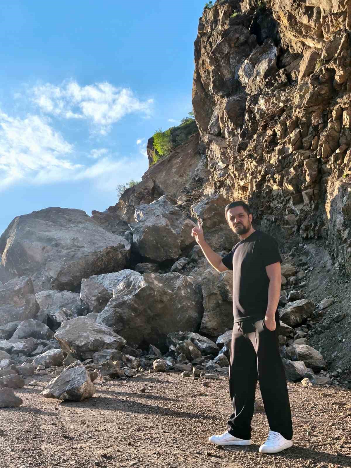 Dev kayalar yine yolu kapattı