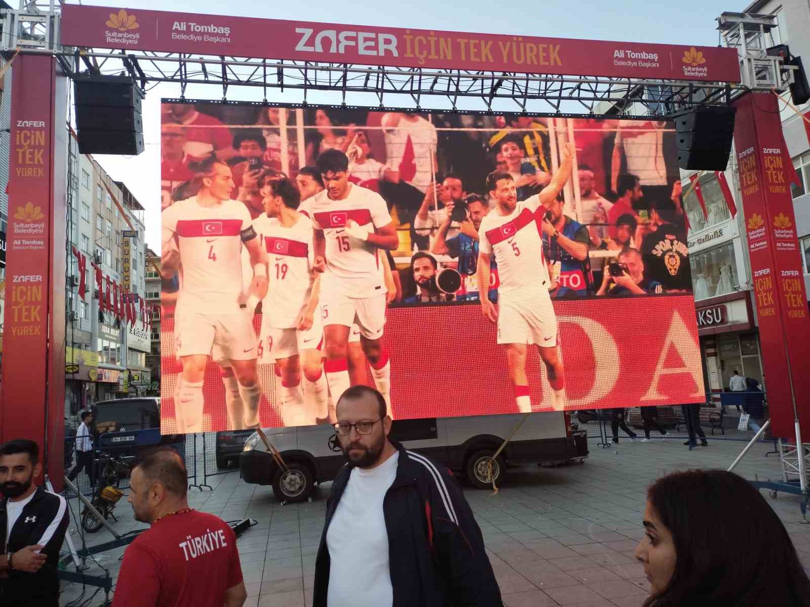 Sultanbeyli Kent Meydanı&rsquo;nda vatandaşlar milli takım i&ccedil;in tek y&uuml;rek oldular