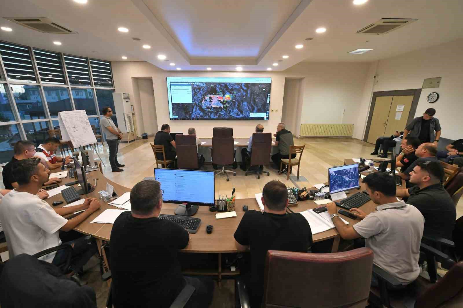 Sındırgı&rsquo;daki orman yangınına m&uuml;dahale aralıksız s&uuml;r&uuml;yor