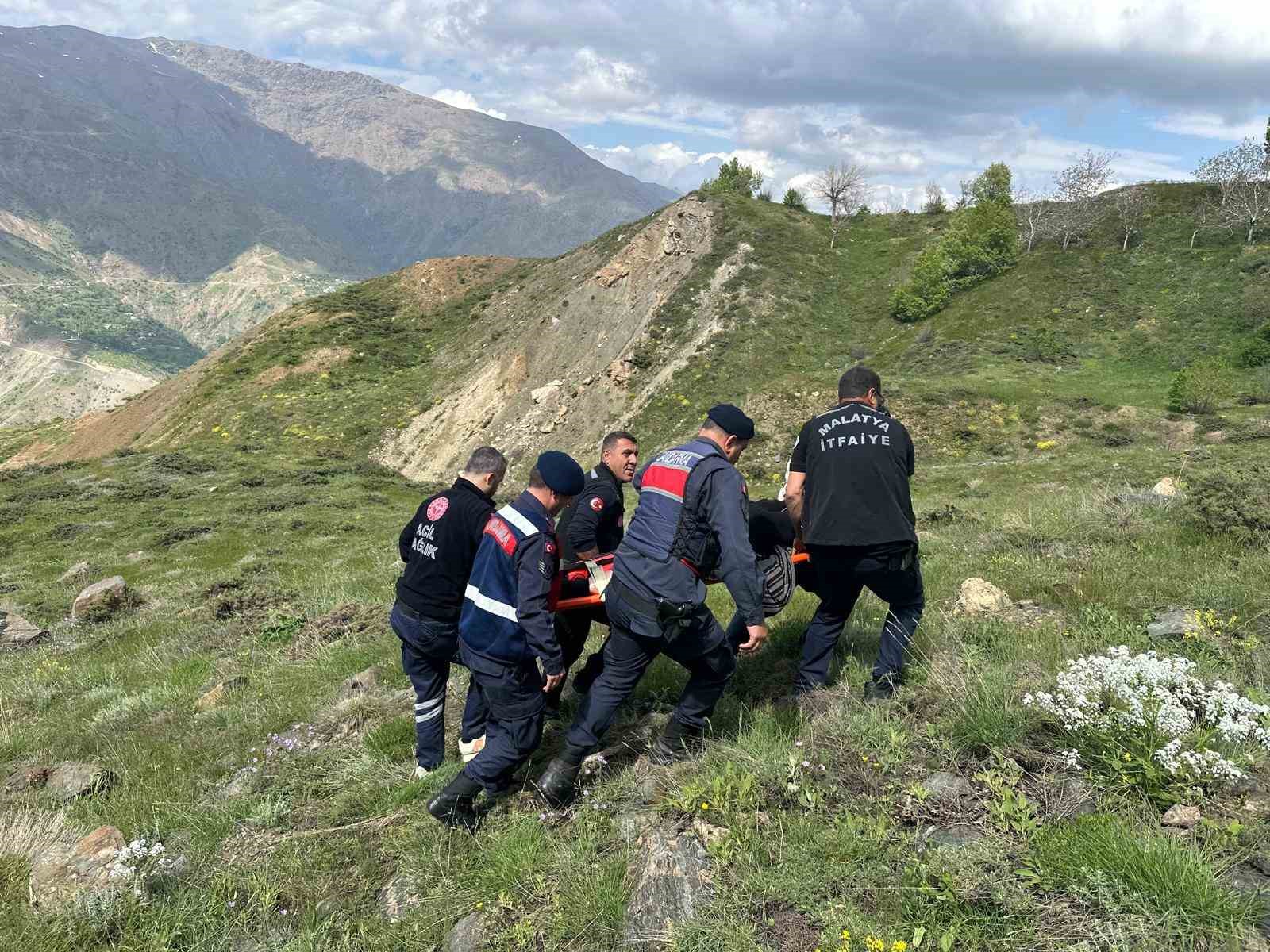 Kayalıklardan d&uuml;şen yaşlı kadın kurtarıldı