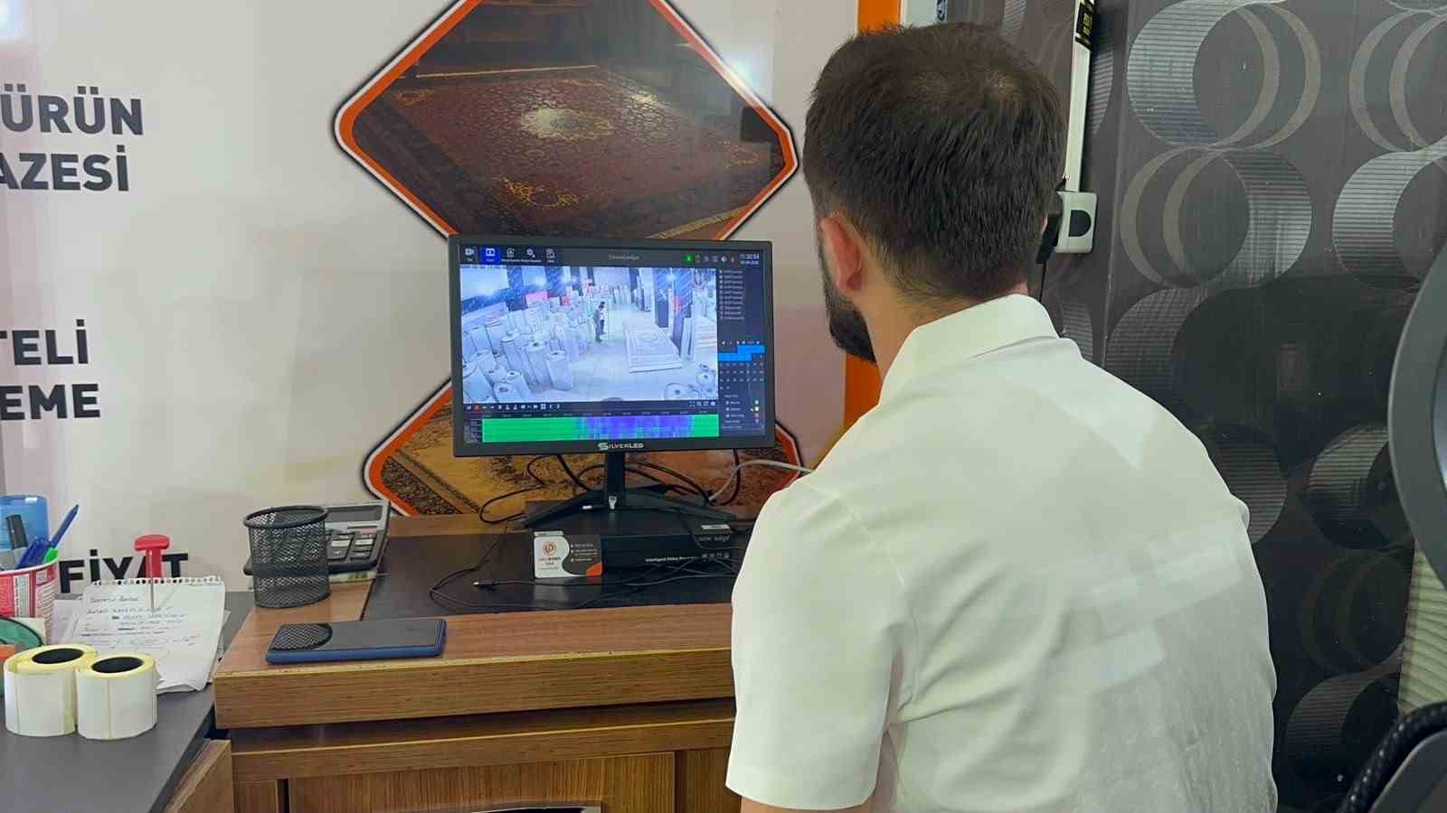 Van’da işitme engelli müşteriyle halaylı pazarlık gülümsetti