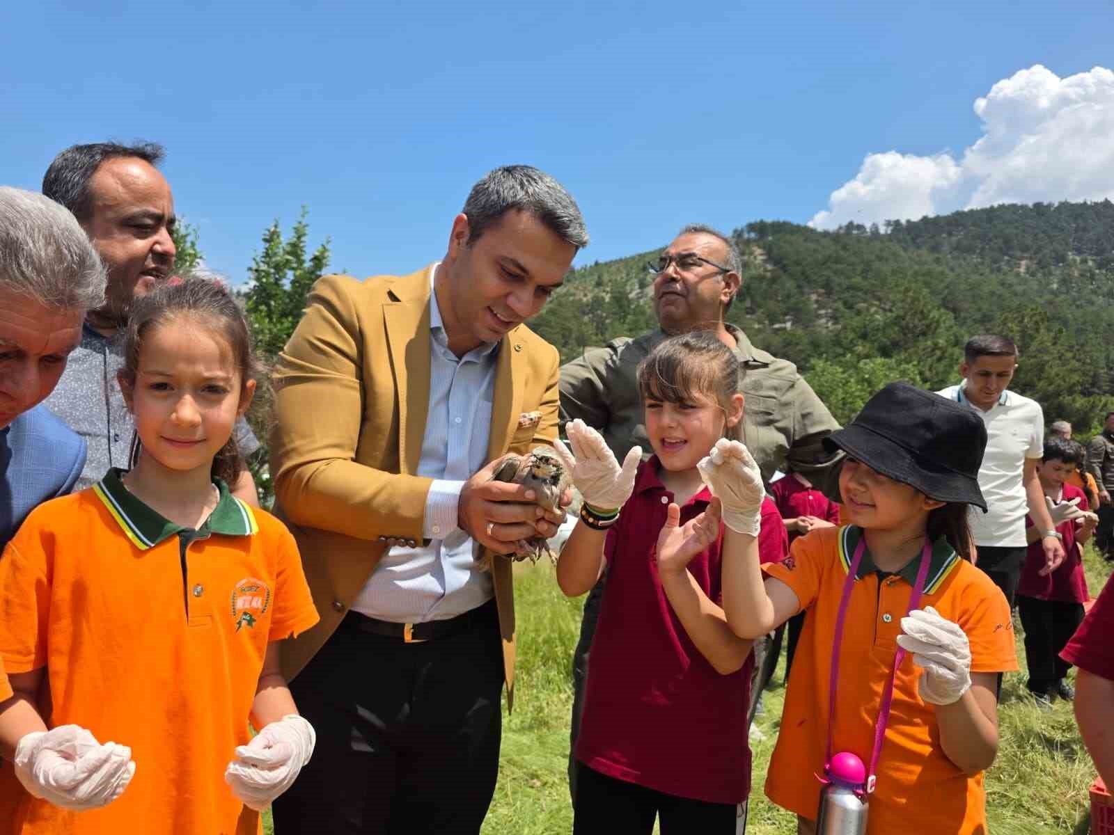 Pozantı’da doğaya 300 kınalı keklik salındı
