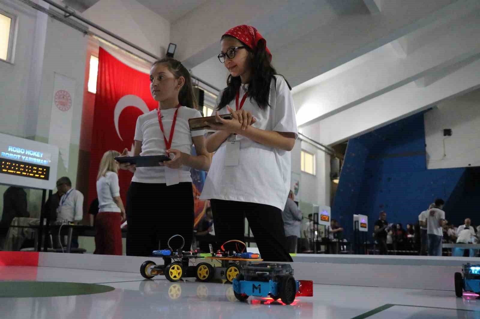 Bolu’da öğrenciler tasarladıkları mini robotlarla yarıştı