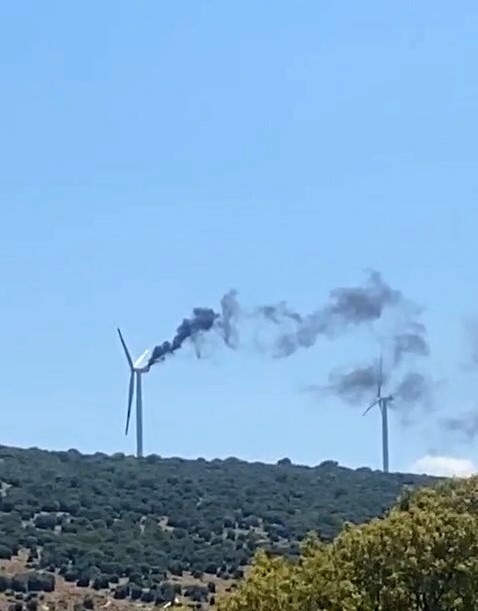 İzmir&rsquo;de r&uuml;zgar t&uuml;rbinindeki yangına helikopterle m&uuml;dahale