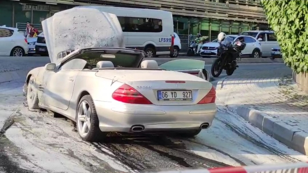 Şişli’de seyir halindeki lüks otomobil yanarak kullanılamaz hale geldi