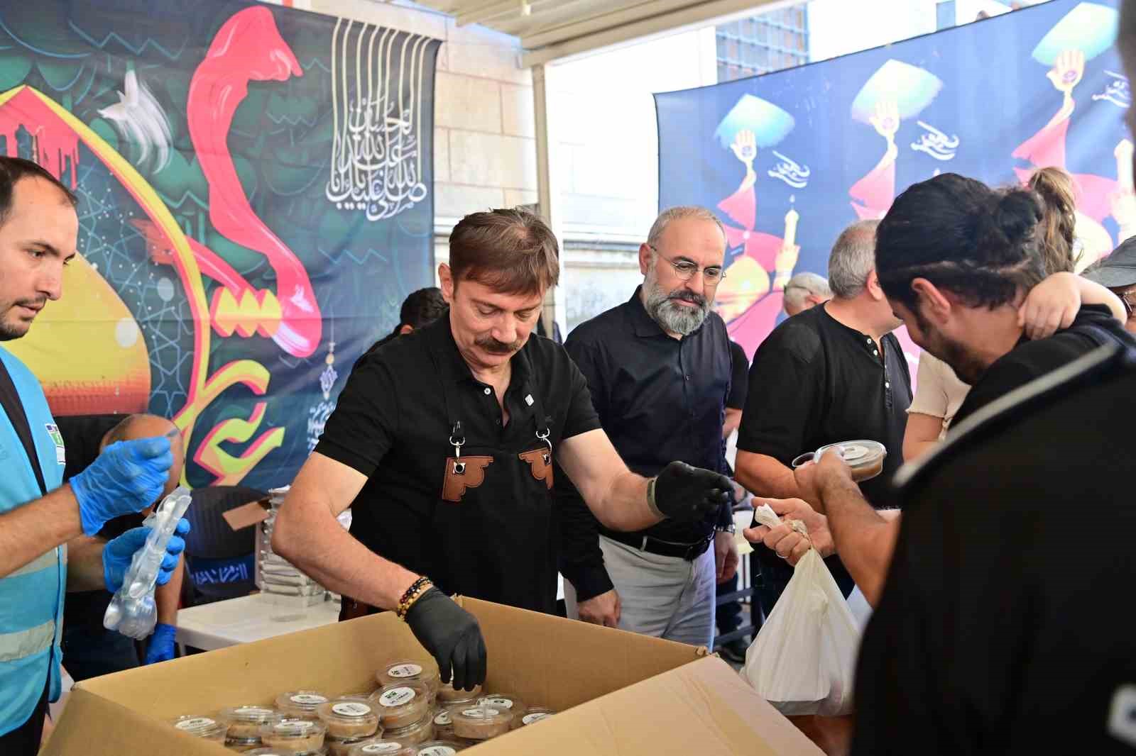Bah&ccedil;elievler&rsquo;de binlerce vatandaşa aşure ikram edildi