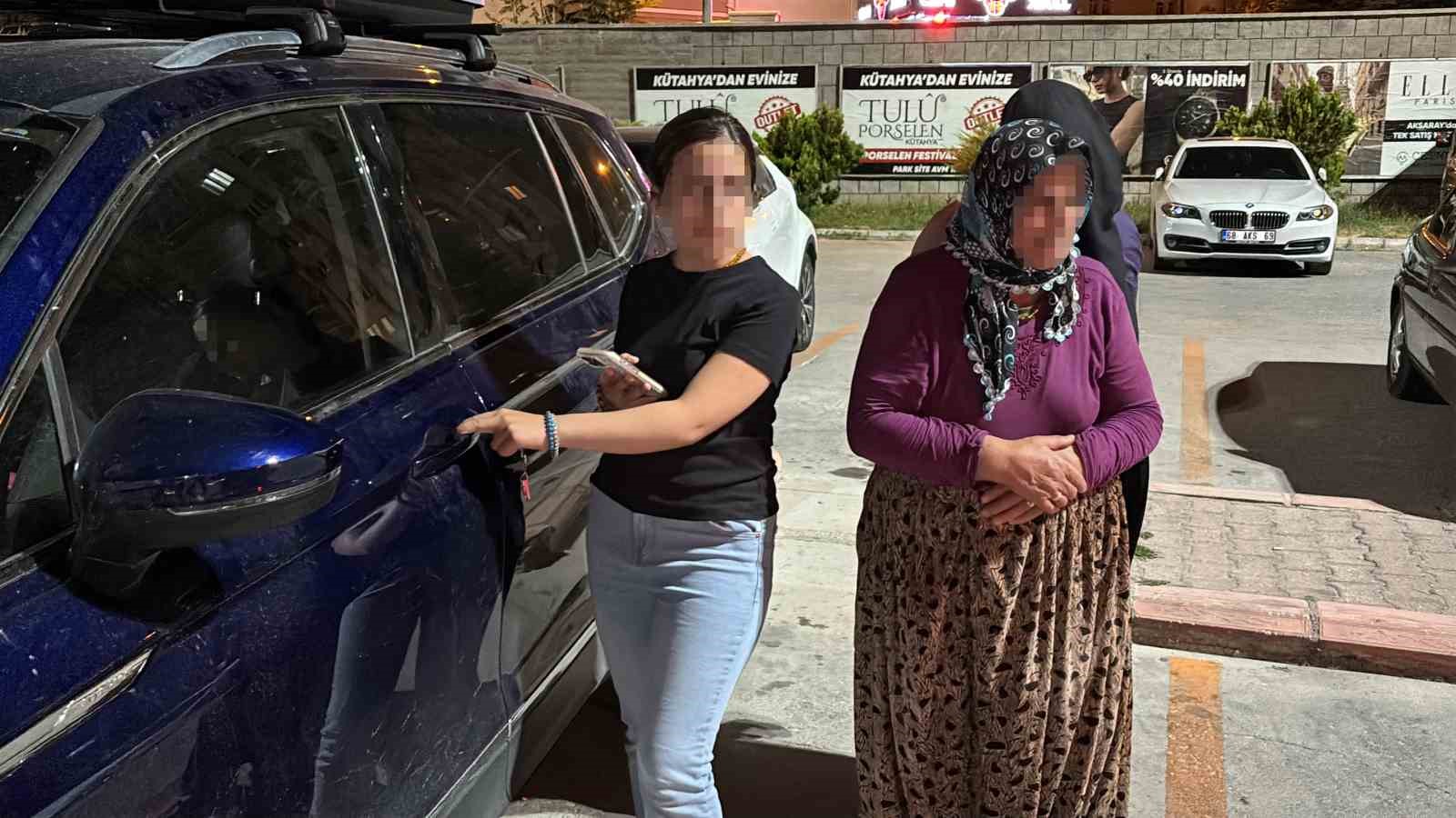 Yaşlı kadın ara&ccedil;ta kilitli kaldı: Ekipler ve vatandaşlar seferber oldu