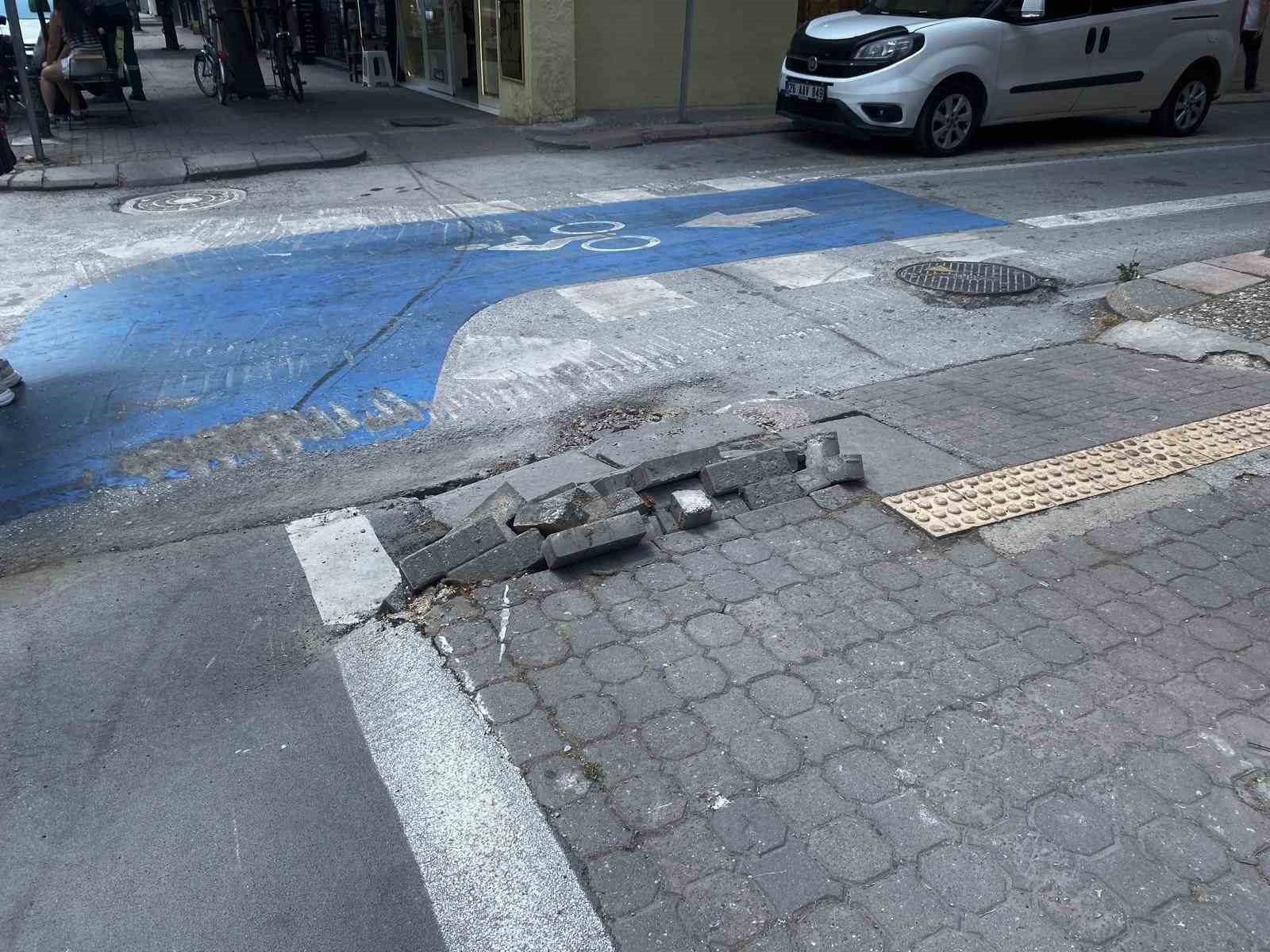 Bu kaldırımdaki hasar yayalar için düşme riski oluşturuyor