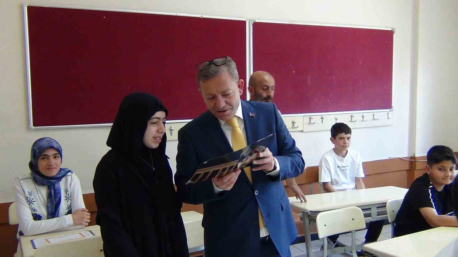 Kars&rsquo;ta 53 bin 676 &ouml;ğrenci karne sevinci yaşadı, yaz tatili başladı