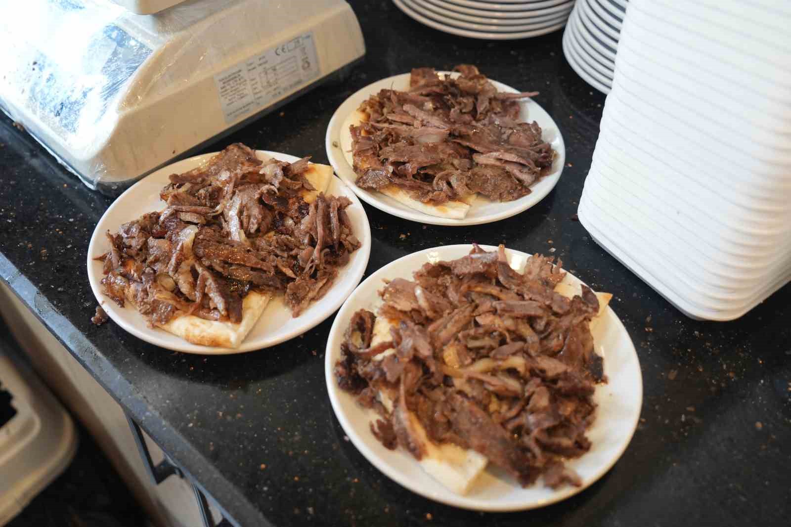 Muş’ta döner ustaları 60 dereceyi bulan sıcaklıkta mesai yapıyor