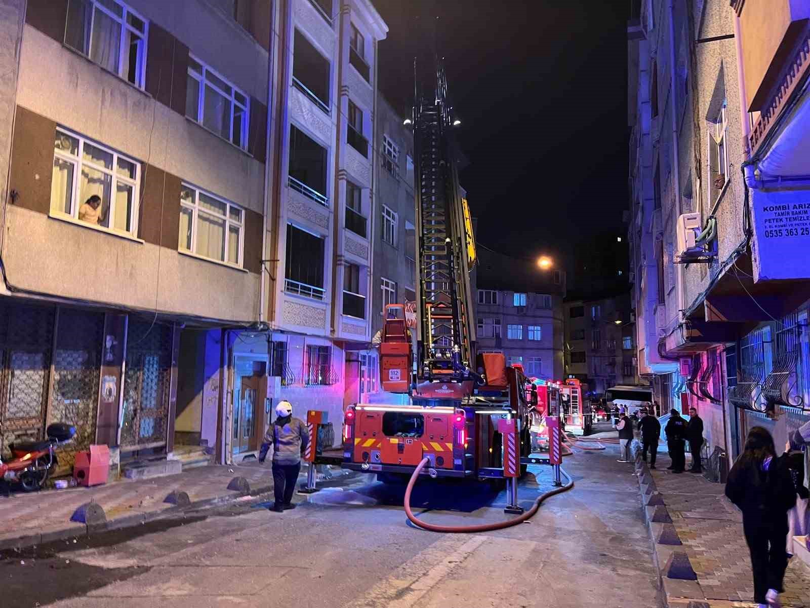 Esenler’de 4 katlı boş binanın çatısında yangın