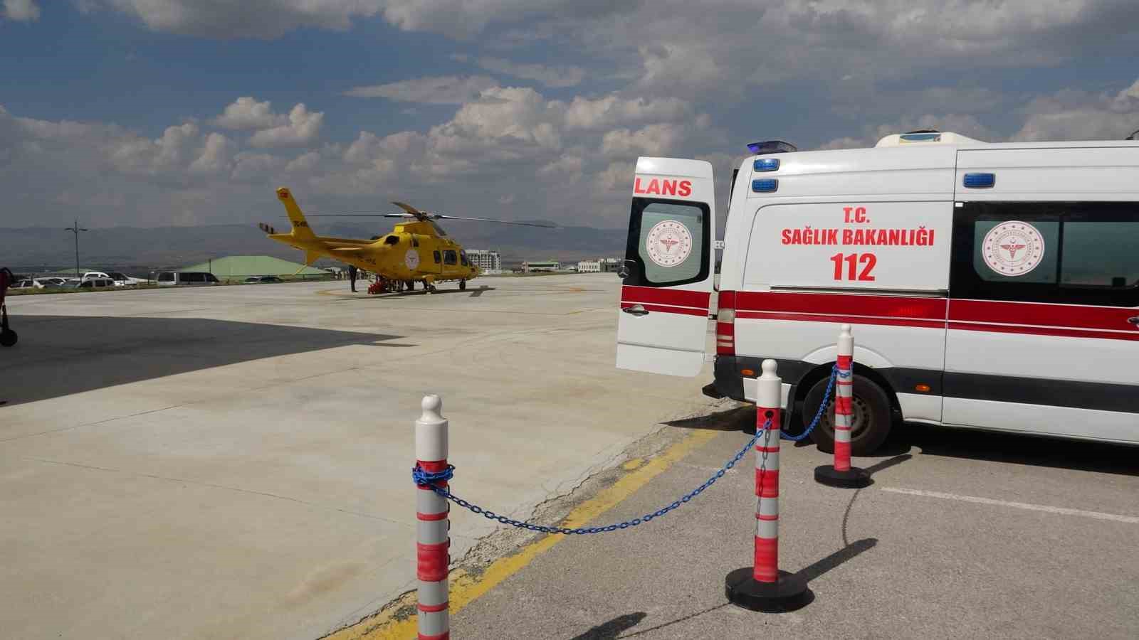 Ambulans helikopter trakt&ouml;r altında kalan gen&ccedil; i&ccedil;in havalandı