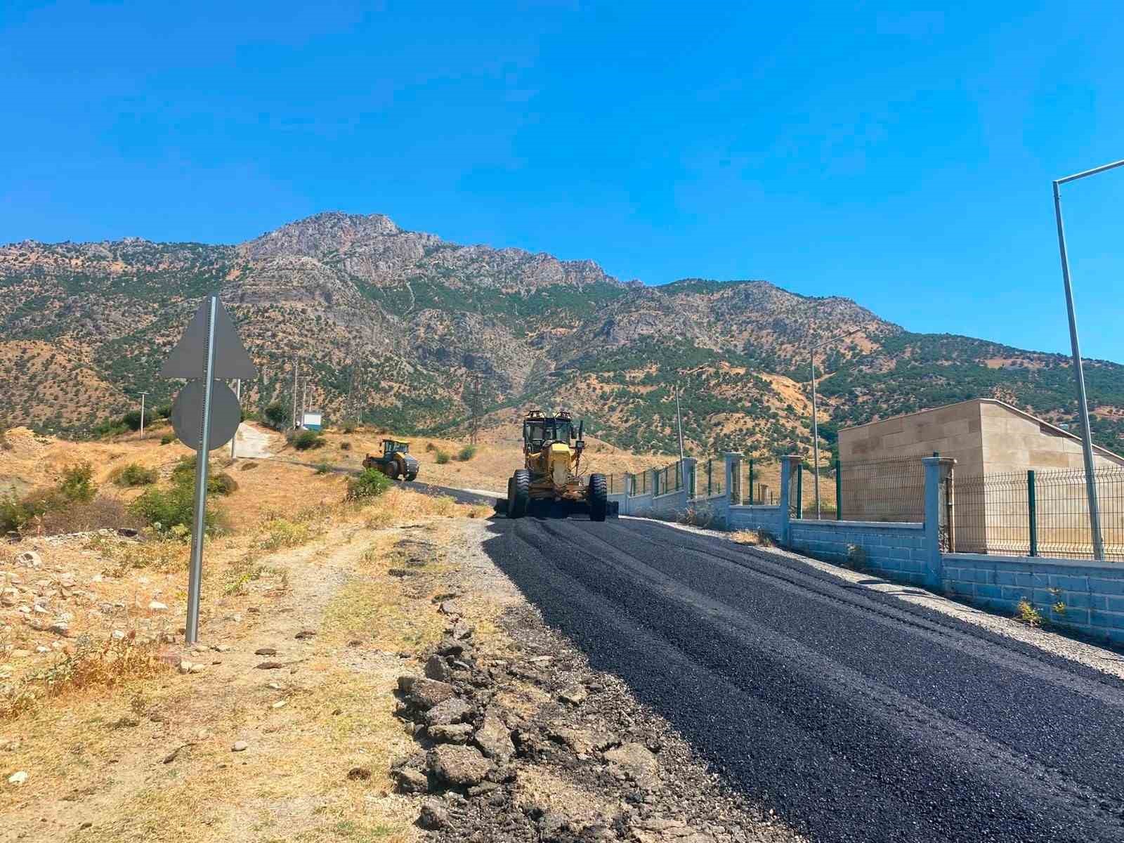 Sason&rsquo;da k&ouml;y yollarında asfalt onarım &ccedil;alışmaları devam ediyor