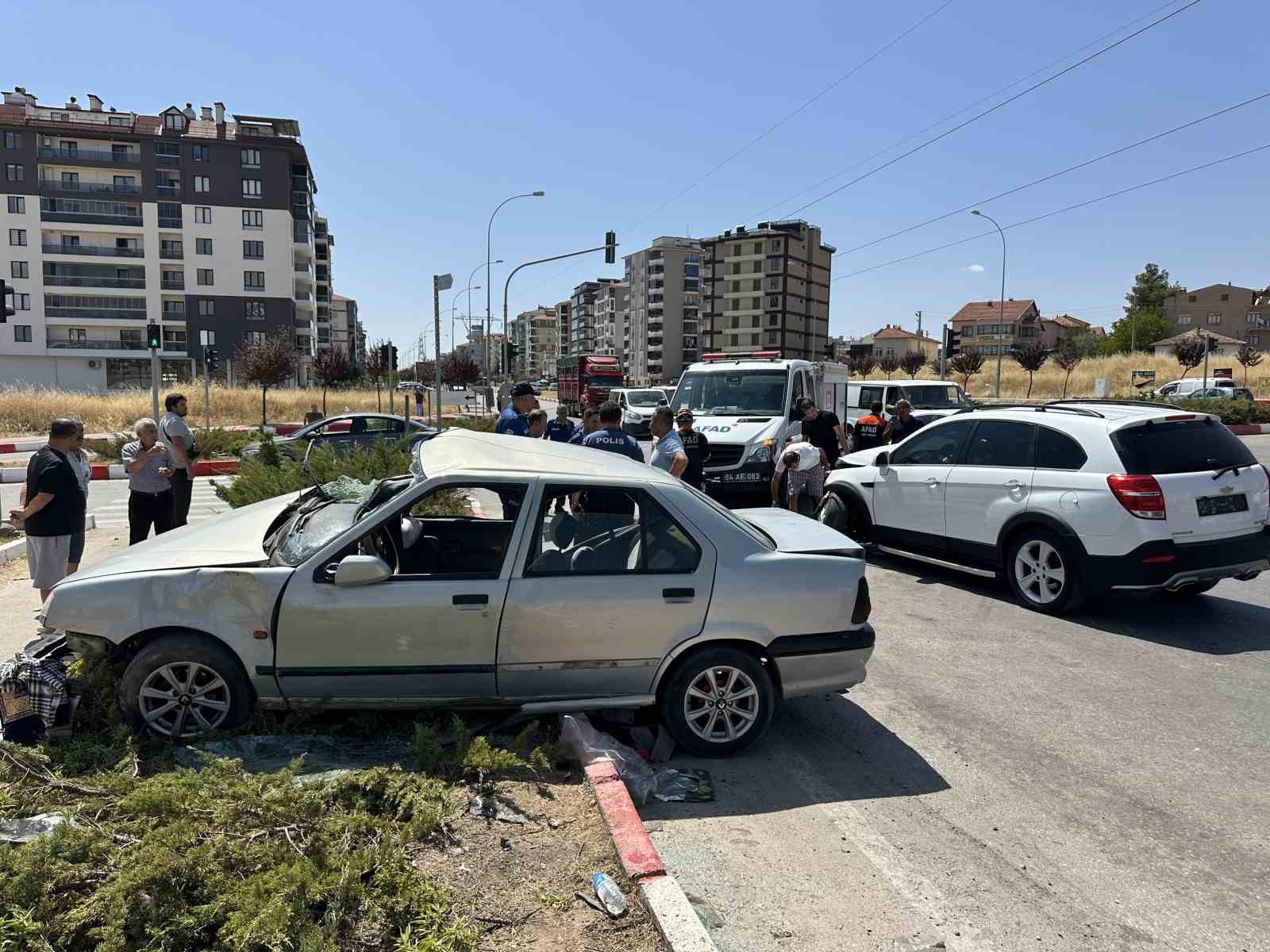 Uşak’ta otomobil ile cip çarpıştı: 3 yaralı