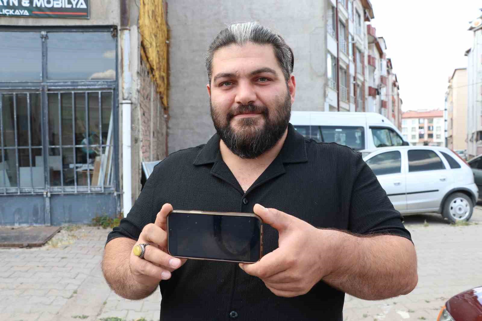 Sivas’ta tilki gören vatandaş o anları cep telefonu kamerasıyla görüntüledi
