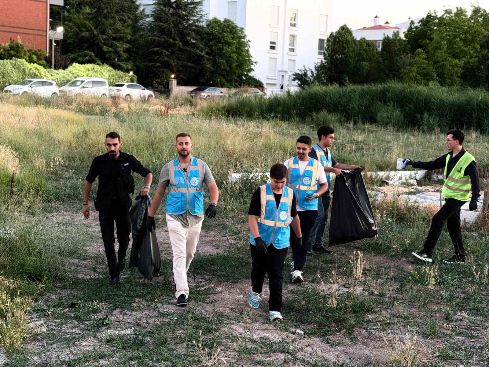 AK Gençlerin Kanlıkavak’ta temizlik mesaisi