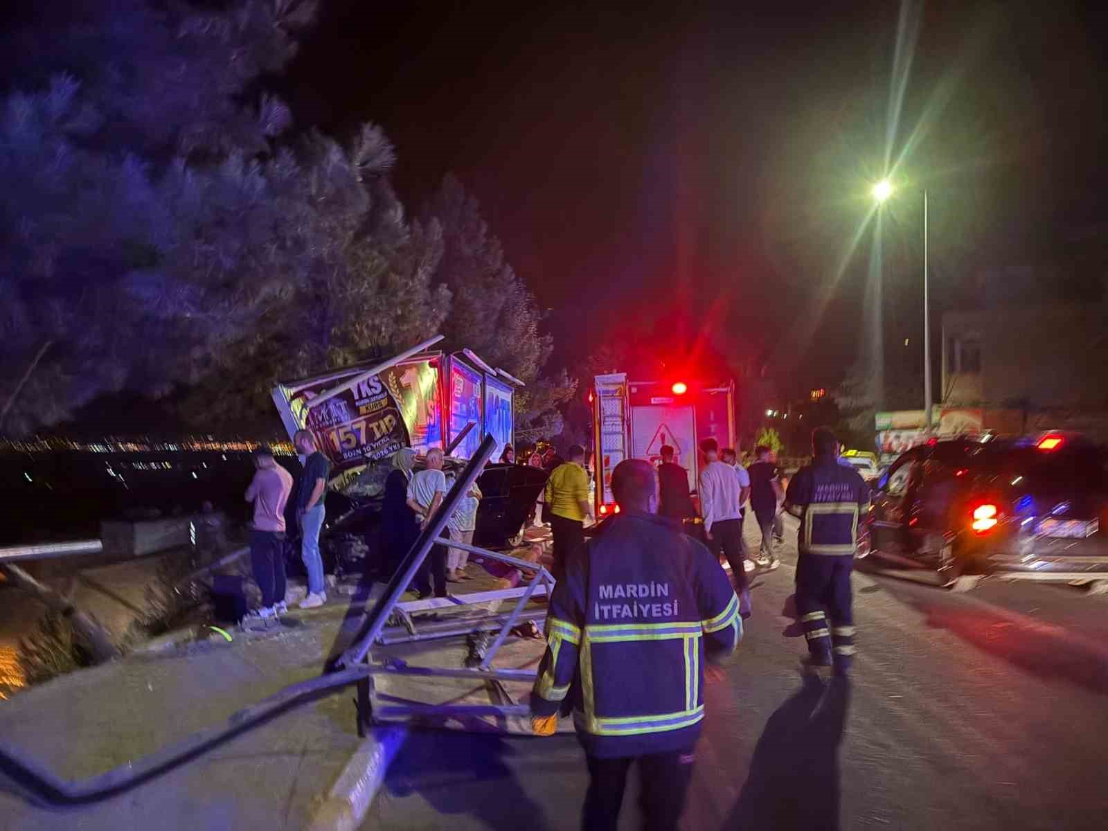 Mardin’de otomobil reklam panosuna çarptı: 3 yaralı