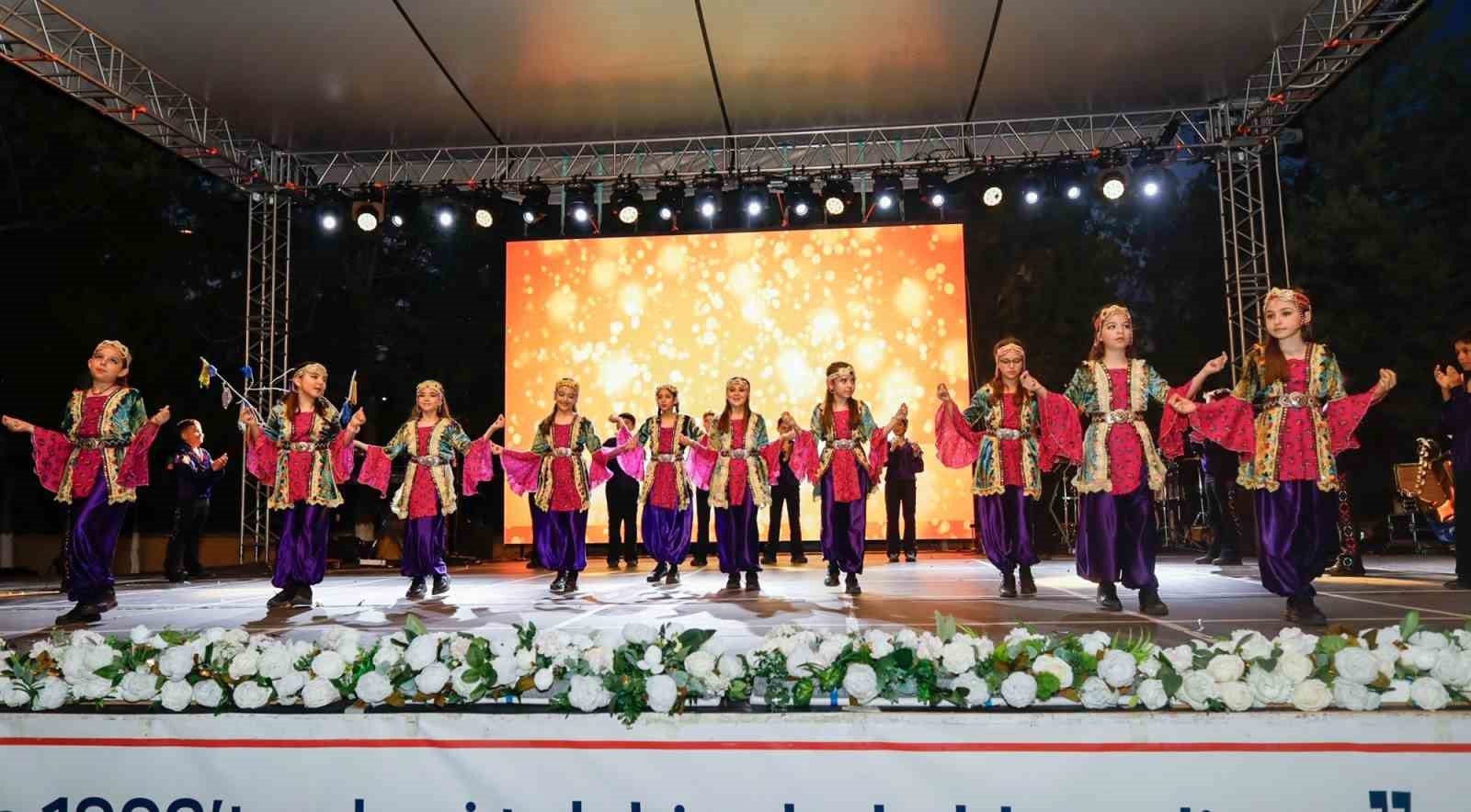 GKV&rsquo;liler Anadolu&rsquo;yu &lsquo;Dansın Renkleriyle&rsquo; sahneye taşıdı
