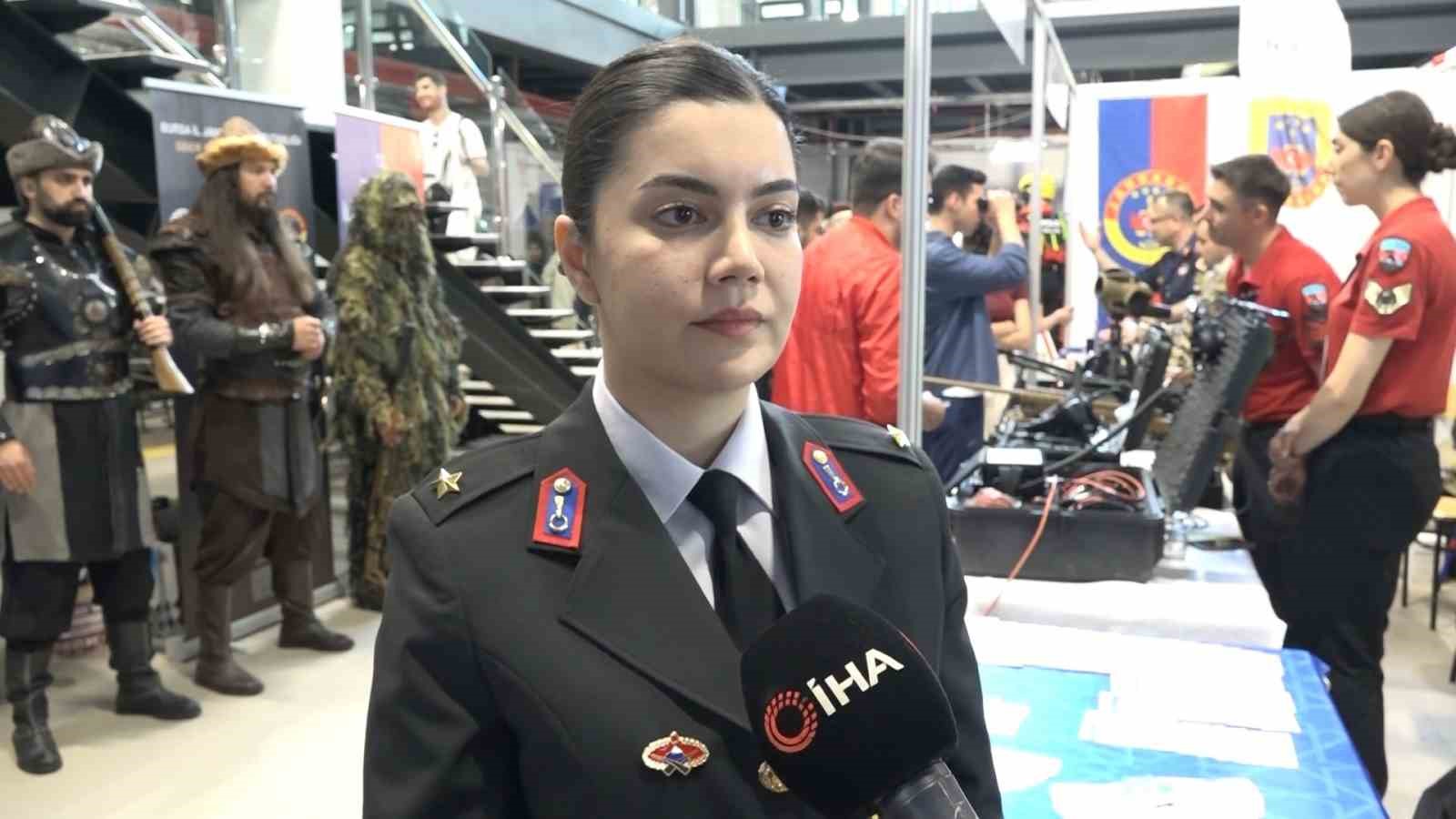 Uludağ Kariyer Fuarı&rsquo;nda jandarma r&uuml;zgarı&hellip;.&Ouml;ğrenciler standın &ouml;n&uuml;nden ayrılmadı