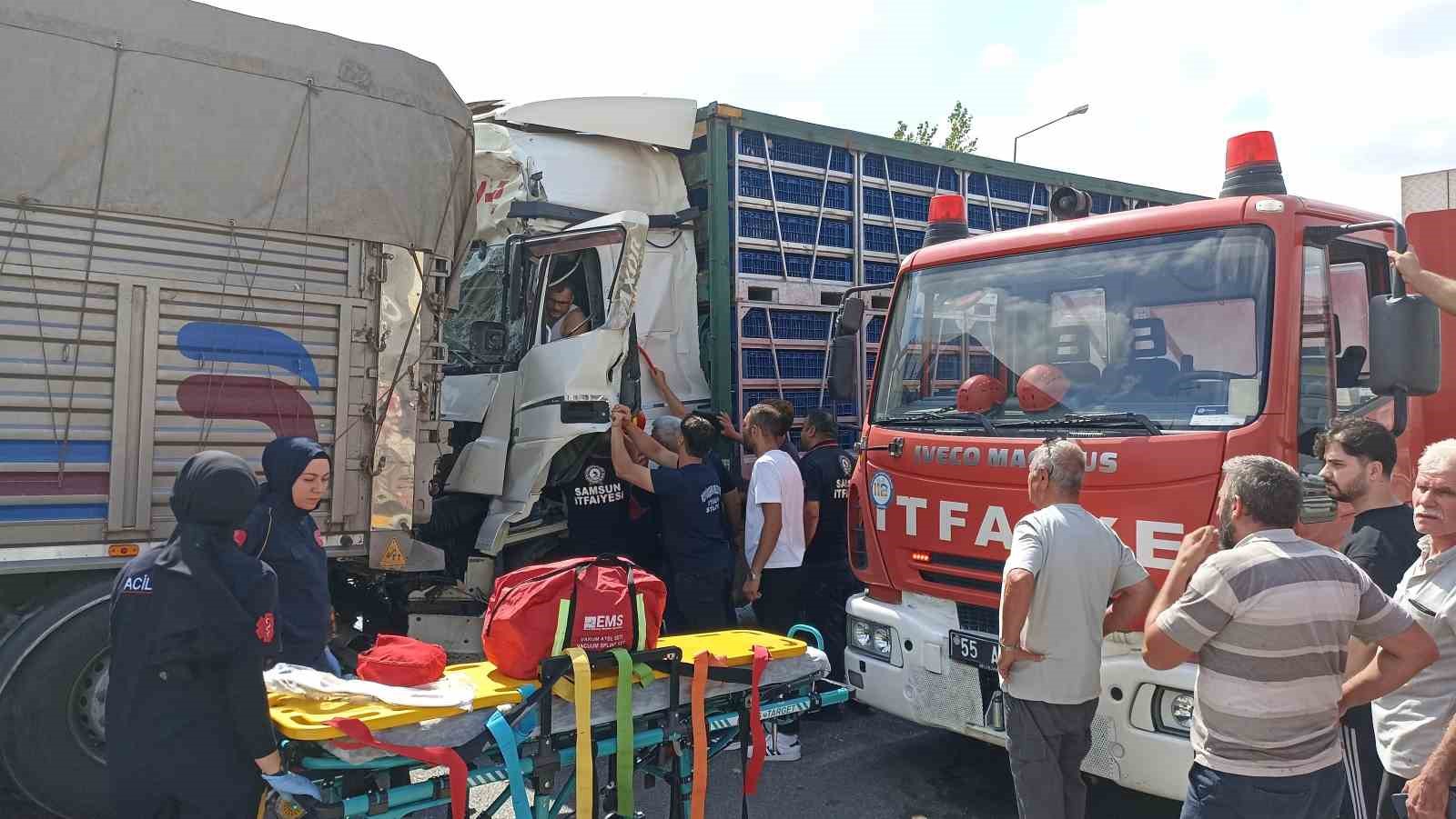 Tavuk yüklü tır, önündeki kamyona çarptı: 2 yaralı