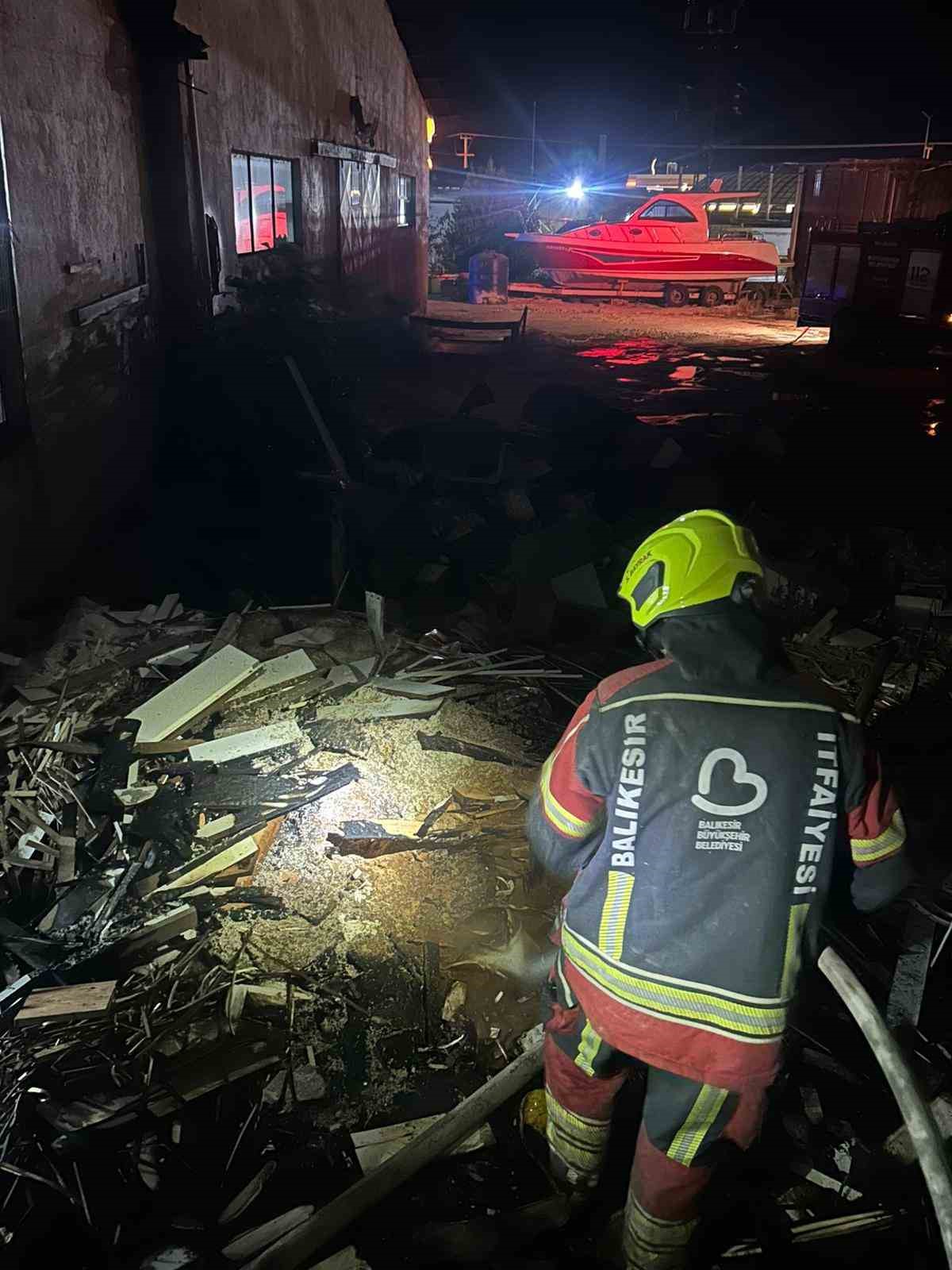 Burhaniye’ de ot yangını korkuya neden oldu