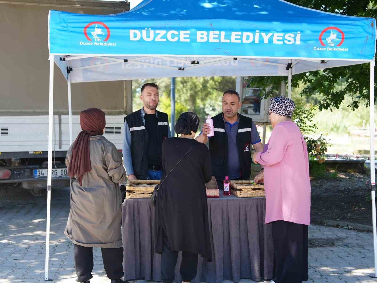 Düzce’deki mezarlıklarda bayram dayanışması