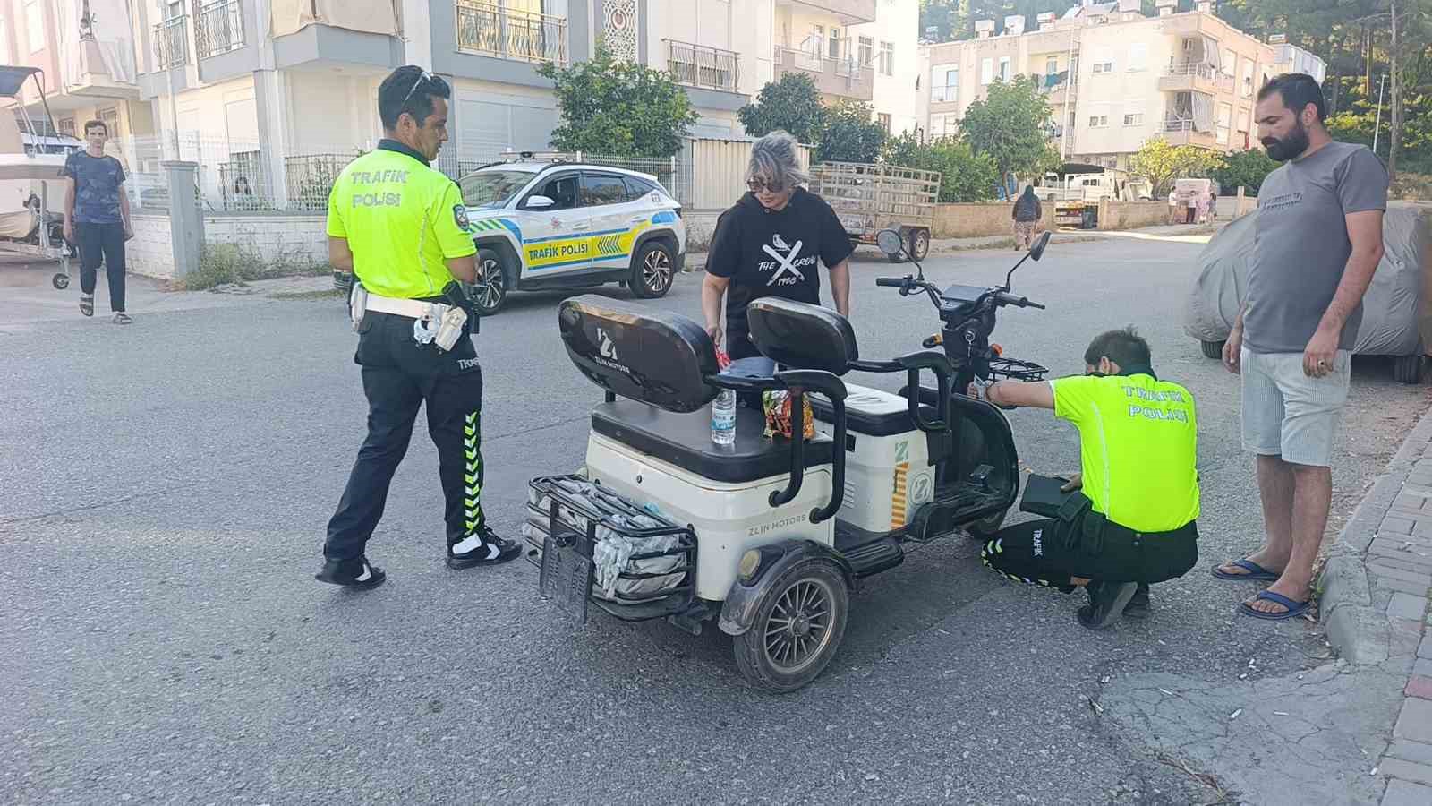 Motorlu bisiklet ile elektrikli bisiklet çarpıştı, 4 yaşındaki çocuk yaralandı