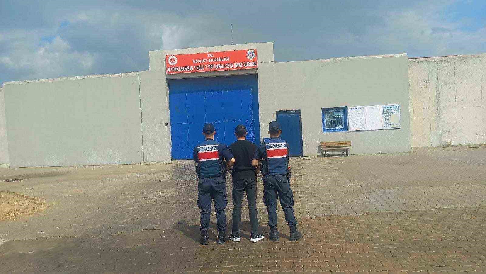 Jandarma &ccedil;eşitli su&ccedil;lardan aranan 43 kişiyi yakaladı