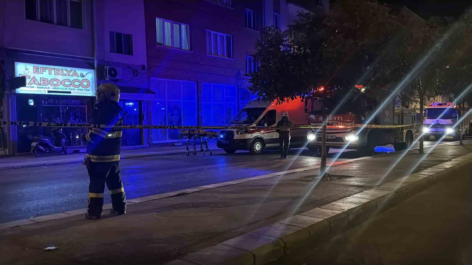 &Ccedil;atıdan &ccedil;atıya dolaştı, polisi saatlerce uğraştırdı