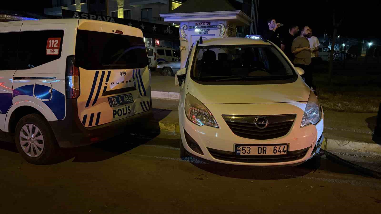 &Ccedil;orum&rsquo;da zincirleme kaza: 2&rsquo;si polis 4 yaralı