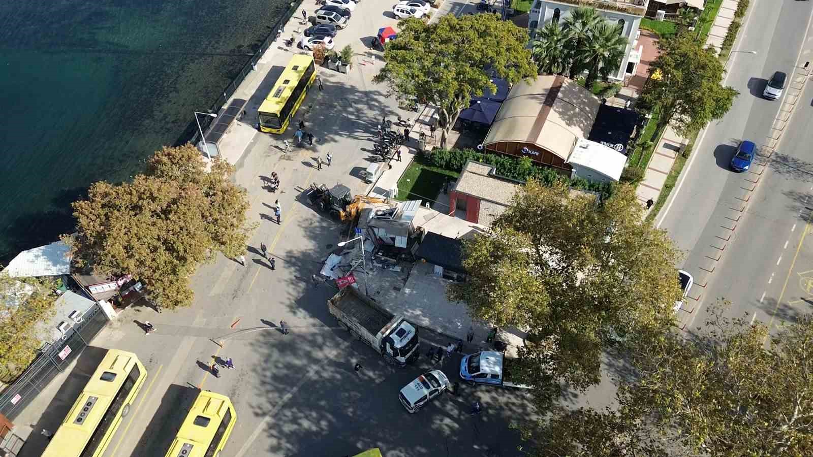 Mahkeme kararının ardından Mudanya’daki büfe yıkıldı