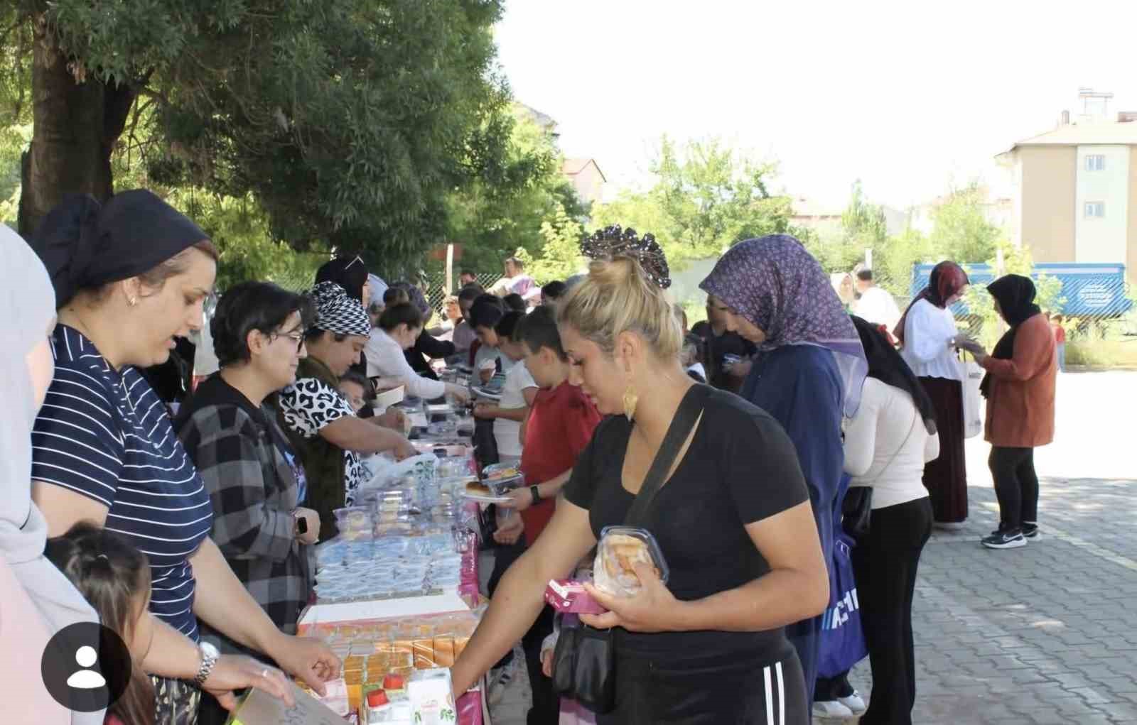 Altıntaş İstiklal İlkokulu’nda hayır çarşısı yoğun ilgi gördü
