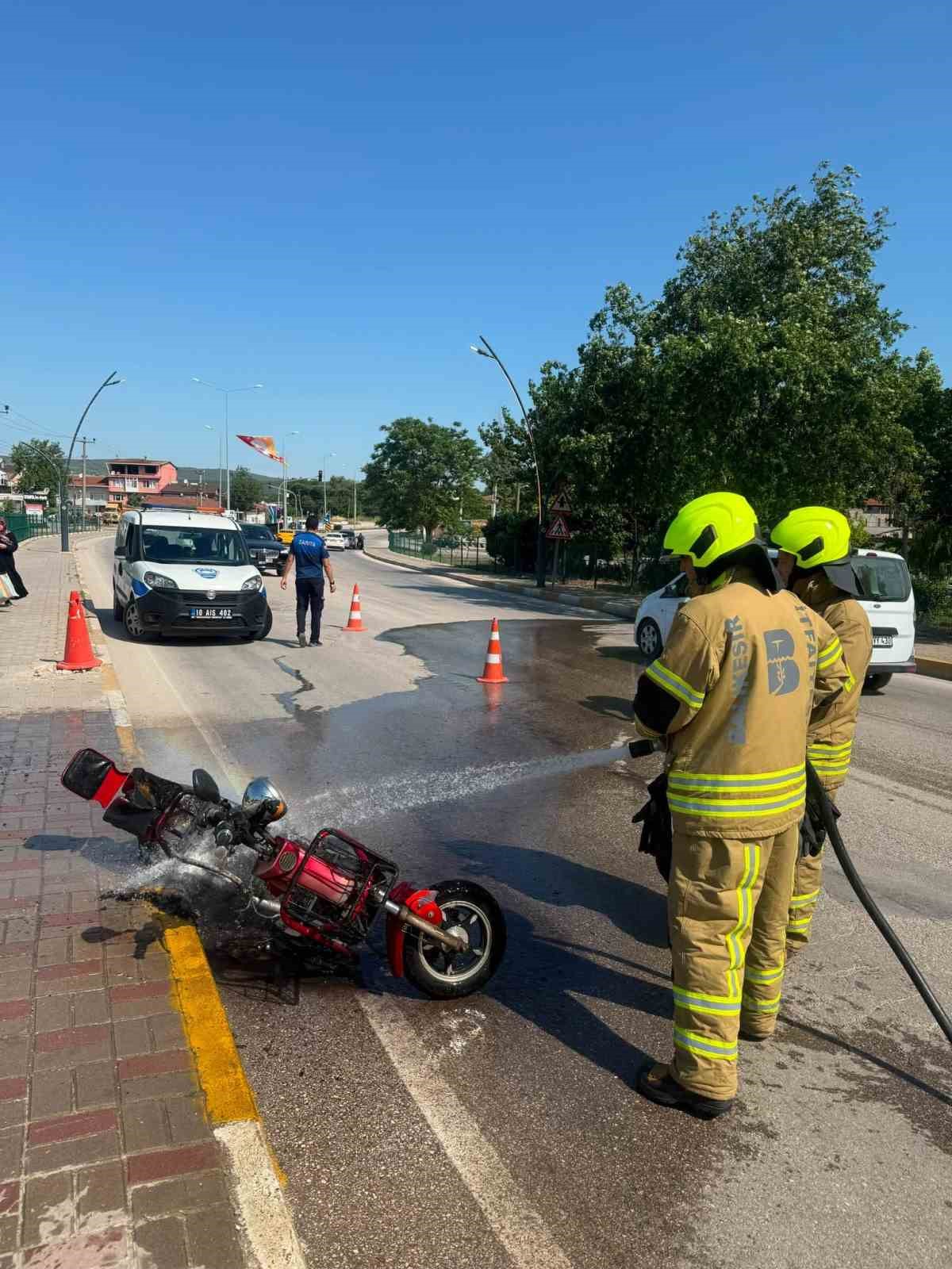 Elektrikli bisiklet alevlere teslim oldu
