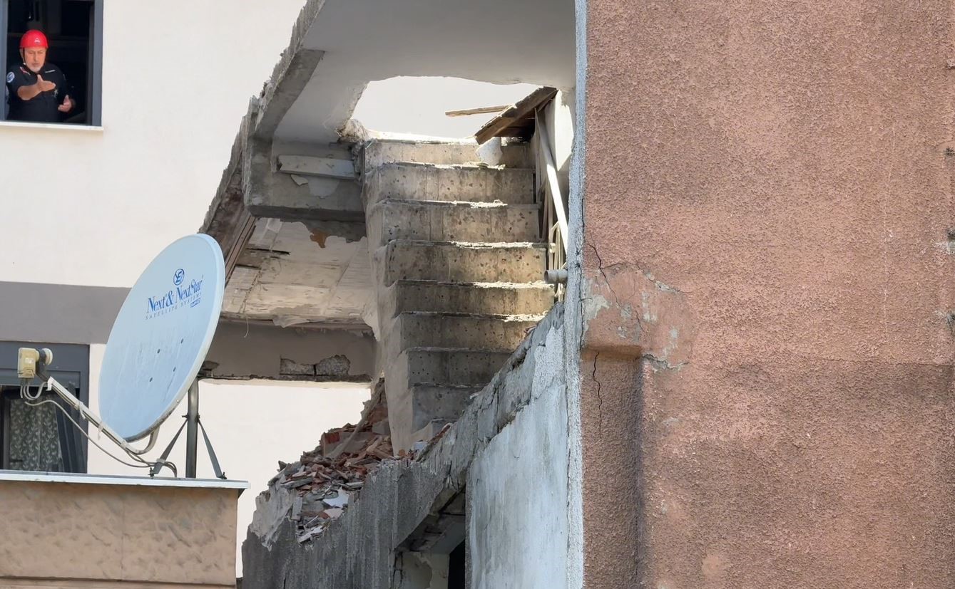 K&uuml;&ccedil;&uuml;k&ccedil;ekmece&rsquo;de yıkım sırasında &ccedil;&ouml;ken duvarın altında kalan 3 iş&ccedil;i yaralandı