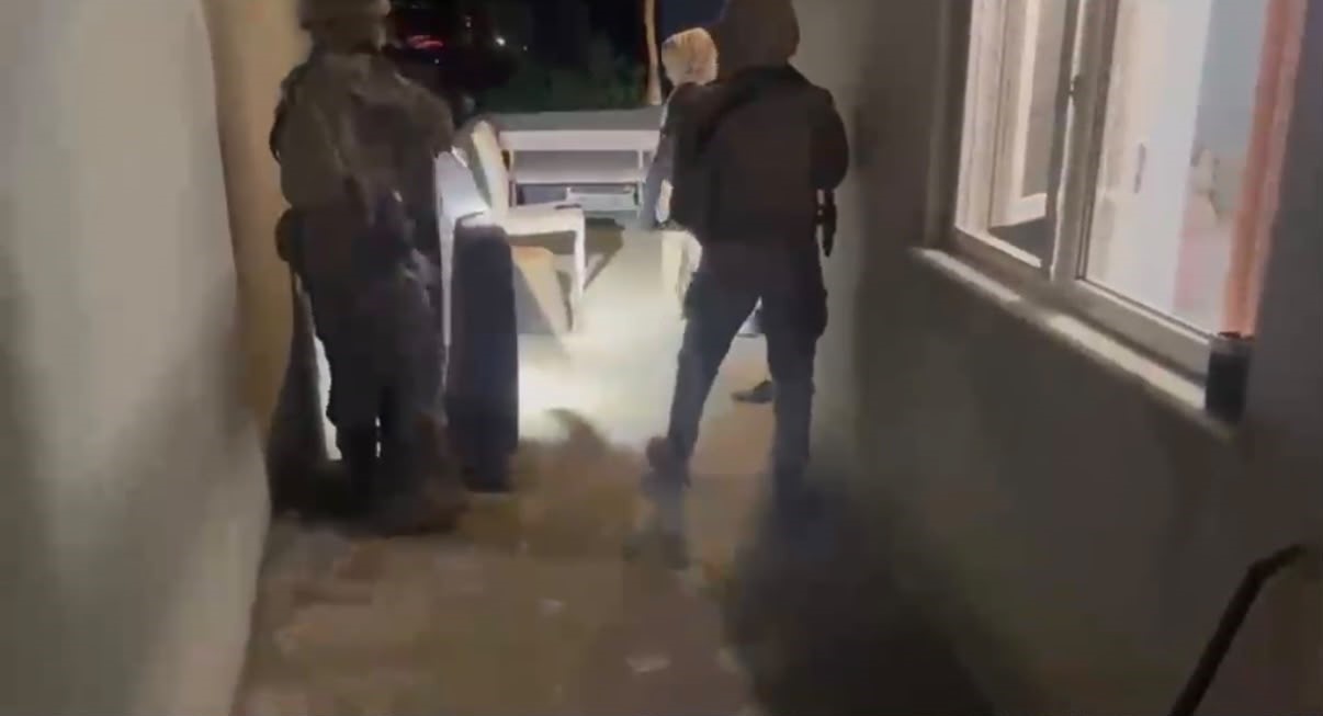 Kocaeli&rsquo;de iş yerini benzin d&ouml;kerek yakmaya &ccedil;alıştılar: 5 g&ouml;zaltı