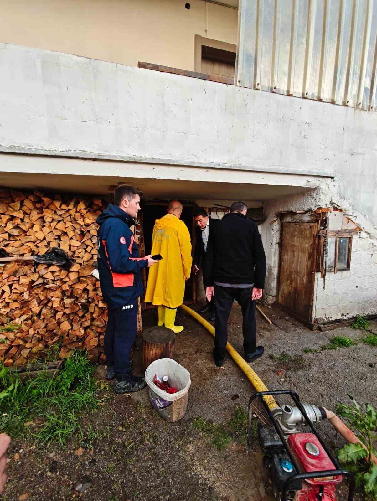 Bolu&rsquo;da sağanak yağış dereleri taşırdı: Bah&ccedil;e ve ahırlar sular altında kaldı
